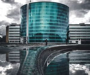 Materias primas como el oro, el petróleo, los productos agrícolas y los metales industriales ofrecen oportunidades para diversificar su cartera y protegerse contra la inflación, pero también son activos de alto riesgo debido a la volatilidad de los precios, las tensiones geopolíticas y los choques entre la oferta y la demanda; la clave es invertir con una estrategia clara, una comprensión de los impulsores subyacentes del mercado y solo con capital que no comprometa su estabilidad financiera.