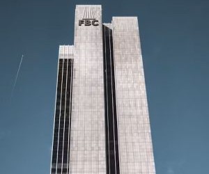 Materias primas como el oro, el petróleo, los productos agrícolas y los metales industriales ofrecen oportunidades para diversificar su cartera y protegerse contra la inflación, pero también son activos de alto riesgo debido a la volatilidad de los precios, las tensiones geopolíticas y los choques entre la oferta y la demanda; la clave es invertir con una estrategia clara, una comprensión de los impulsores subyacentes del mercado y solo con capital que no comprometa su estabilidad financiera.