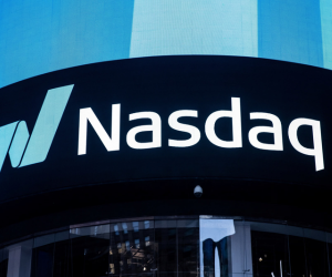 Descubre cómo NASDAQ pasó de ser un mercado emergente a la bolsa tecnológica líder mundial gracias a la innovación y la disrupción digital.