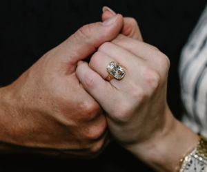 El anillo de Taylor Swift equivale también a 8,000 acciones de Apple