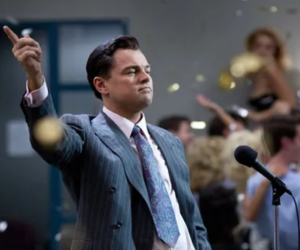 La imagen lo resume todo: un rostro confiado, impecable, casi invencible. Detrás, el caos, el exceso y la adrenalina que definen el ecosistema del trading moderno. Pero lo que no se ve es lo que realmente importa: el pulso acelerado, la bioquímica en cortocircuito y una mente al borde del colapso. Este ícono del “lobo de Wall Street” simboliza una era de decisiones impulsadas más por hormonas que por razón. En la neuroeconomía, no es la corbata lo que define al trader, sino la tormenta silenciosa que ocurre dentro de su cerebro. Esta es la fachada de la euforia; detrás, opera la química del riesgo.